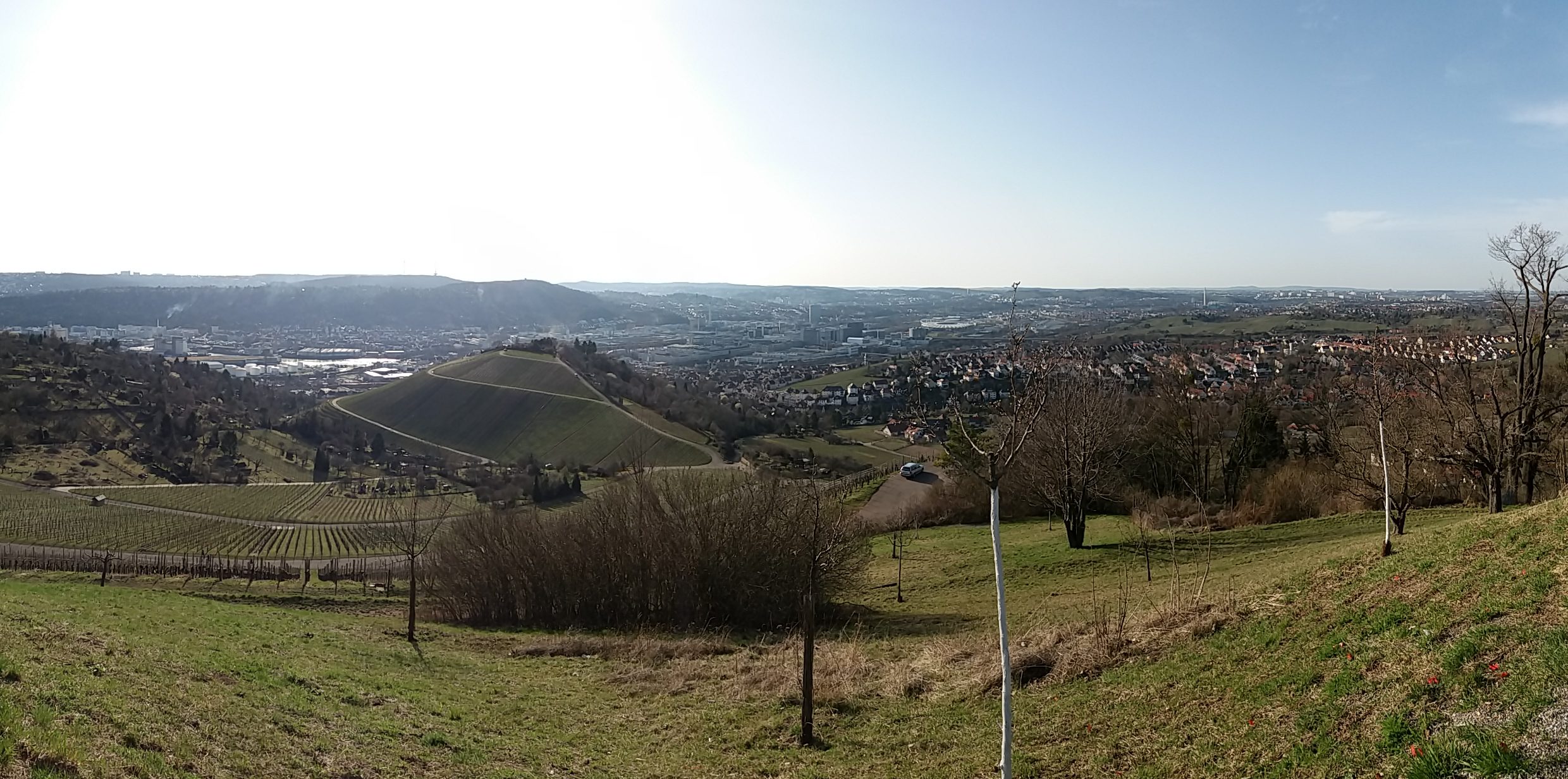 Stuttgart vista do morro Rotenberg no início de março, tempo limpo, muito sol.