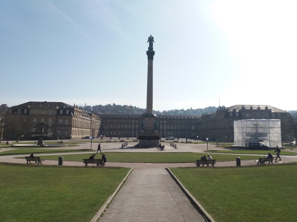 Schlossplatz, Stuttgart. O sol brilhando. Em março de 2017.